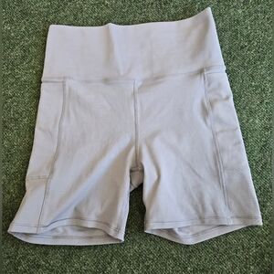 VUORI Studio Pocket Shorts in Light Grey (Purple tint)